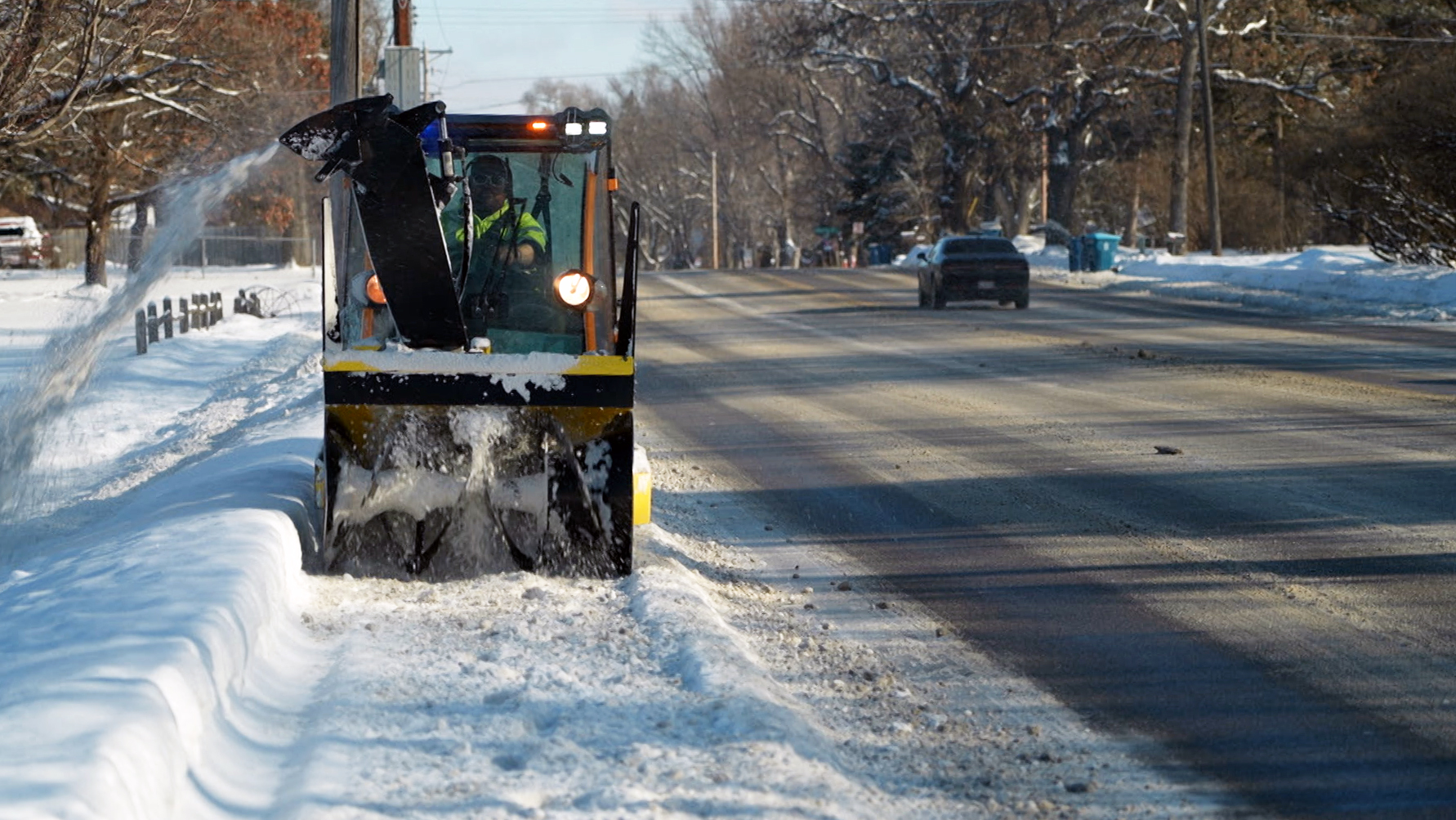 Curbside snow blower